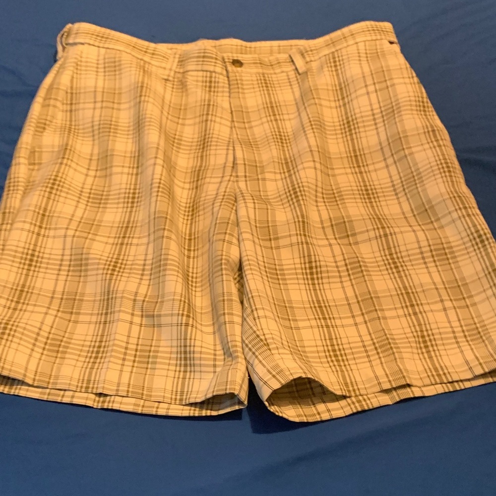 Haggar Men's Beige Plaid Flat Front Shorts